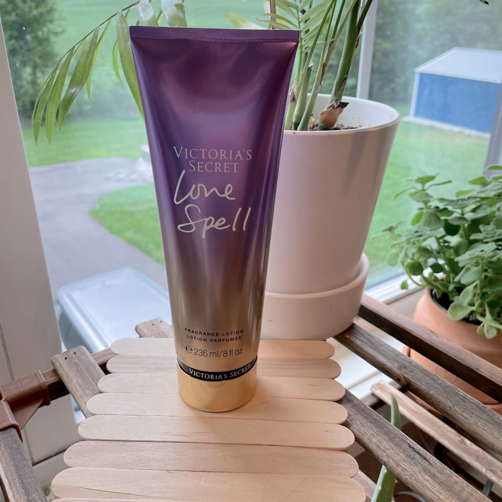 (Sold on mercari) UNUSED Victoria’s Secret “Love Spell” 8oz body lotion